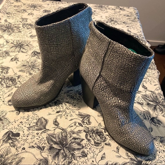 𝅺RAG & BONE Sz 37.5 Newbury Metallic Gunmetal  Crinkled Leather Booties - Picture 1 of 10